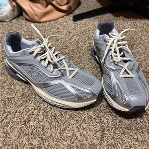 Under Armour Men's Silver and Gray Athletic Shoes